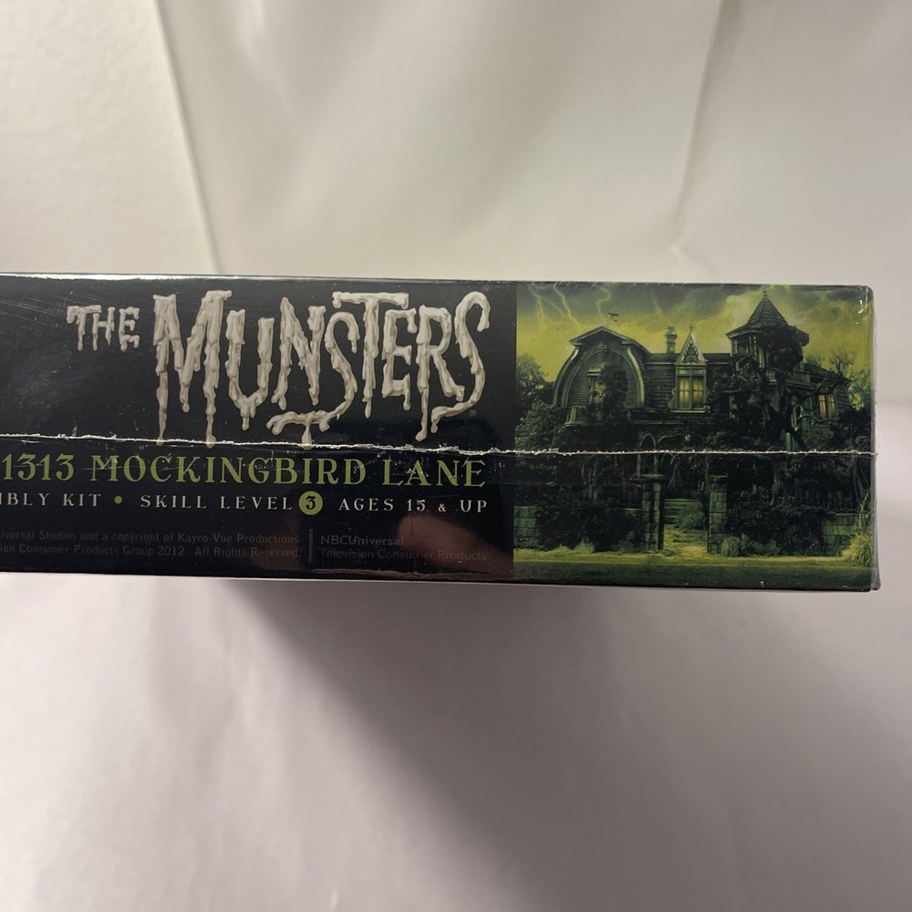 Moebius HO Scale The Munsters House at 1313 Mockingbird Lane Model Kit New - Picture 9 of 11